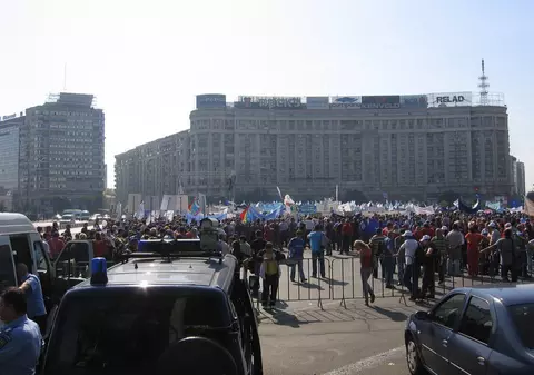 Funcţionarii ies în stradă