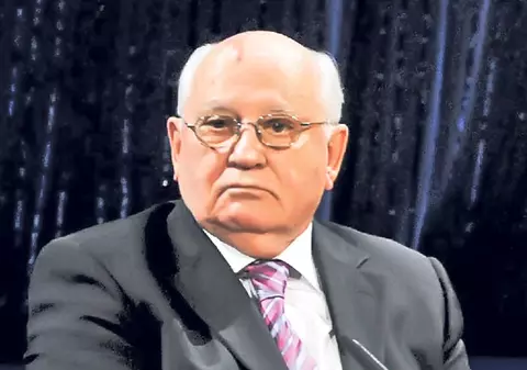 Bătaie pentru un loc la masa lui Gorbaciov