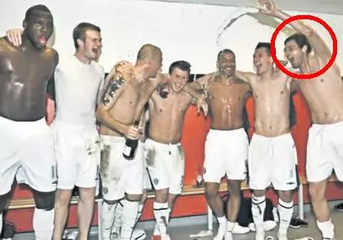 Tamaş a sărbătorit cu şampanie în Anglia