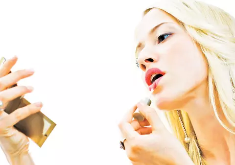 Reţeta unui look la modă vara aceasta: Păr blond + ruj roşu