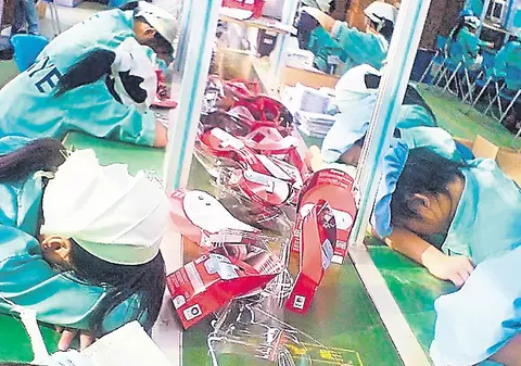 Chinezii extenuaţi adorm la muncă