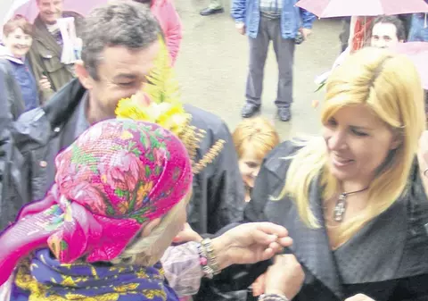 Ţiganca din Vâlcea: "Dacă nu dă un milion, Elena Udrea rămâne cu burta mare"