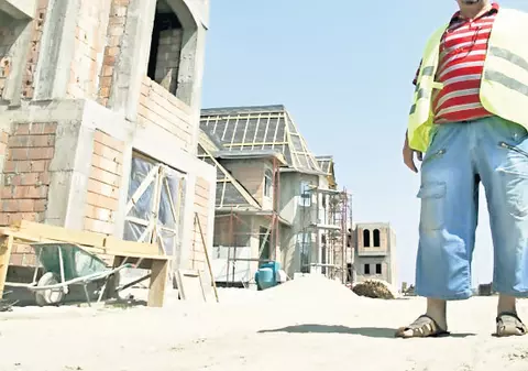 La ce distanţă faţă de proprietatea vecină se poate ridica o construcţie?