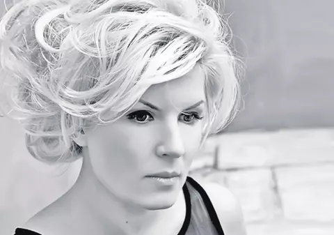 Elena Udrea îşi «îmbracă» faţa în aur