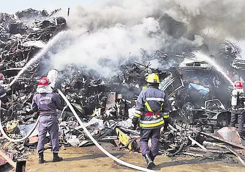 Tone de fier vechi au luat foc la Suceava