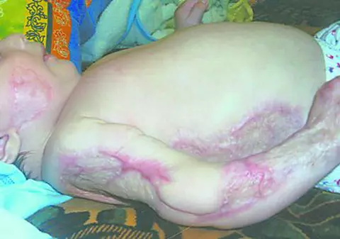 Procurorii au rămas şocaţi de pozele bebeluşului uitat în incubator