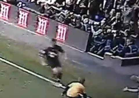 Video / Un copil de mingi a întrerupt un meci de Premier League, din greşeală