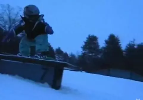 Video / Un copil român de 3 ani, noua senzaţie a snowboard-ului din SUA