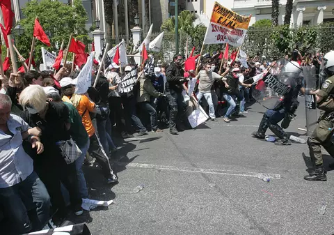 Sindicaliştii ameninţă cu proteste ca în Grecia dacă vor creşte taxele