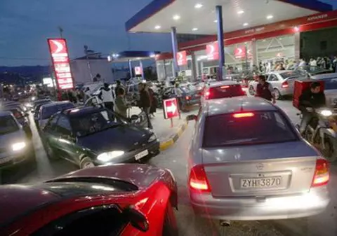 Grecii merg la bulgari ca să facă plinul