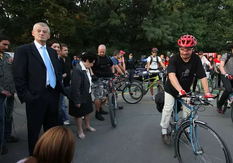 Oprescu se dă iar cu bicicliştii