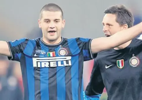 Chivu şi-a cerut scuze pe site-ul lui Inter pentru gestul obscen