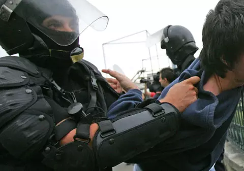 Are 14 dosare penale la vârsta de 17 ani şi era cercetat în libertate