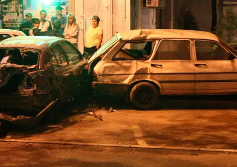 Un tânăr fără permis a avariat opt maşini şi a rănit trei persoane