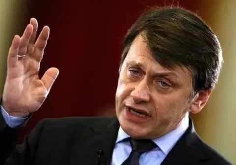 Antonescu: ”Reducerea salariilor şi pensiilor nu garanteză revigorarea economiei”