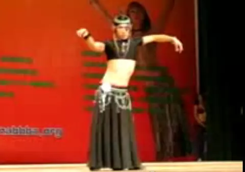 Video | Bărbaţii din China învaţă să danseze din buric