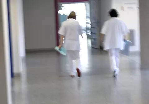 Guvernul va reduce numărul de paturi din spitale