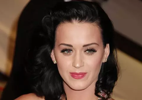 Katy Perry vrea puţini invitaţi la nuntă