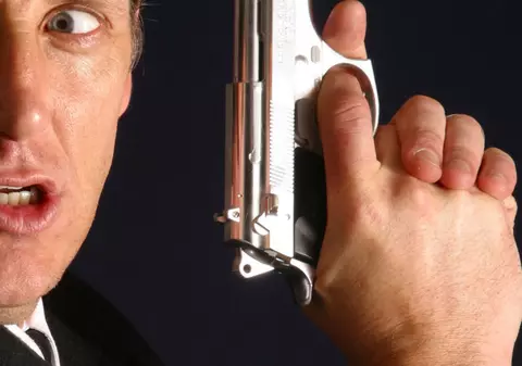 S-a împuşcat din greşeală, în timp ce se scărpina la nas cu pistolul
