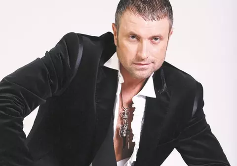 Bote şi-a dus manechinele la operetă