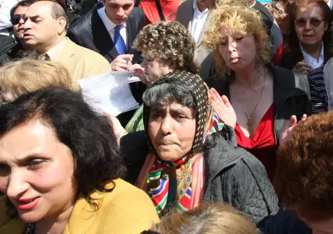 300 de pensionari strigă "Jos Băsescu! " şi cer demisia Guvernului Boc