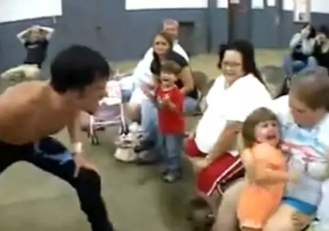 Video / Un luptător care terorizează copii ţipă ca o fetiţă când îl sperie un părinte 