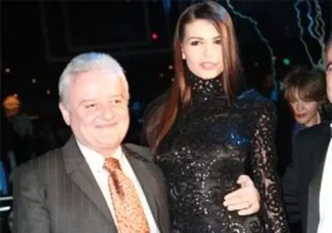 Adrian Perjovschi: ”Doar piţipoancele sunt impresionate de imaginea Monicăi”