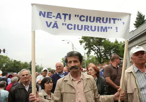 Peste 1.000 de oameni protestează şi azi în Piaţa Victoriei şi la Palatul Cotroceni