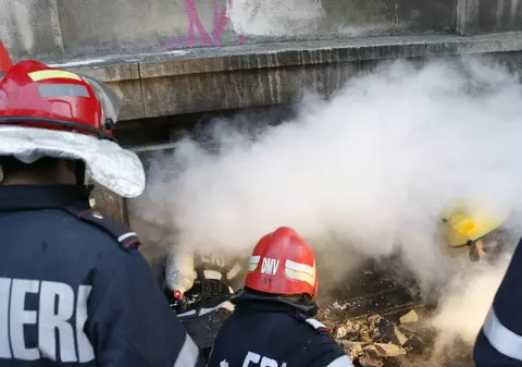 O persoană a murit şi alte două au fost rănite într-un incendiu, în Bucureşti 