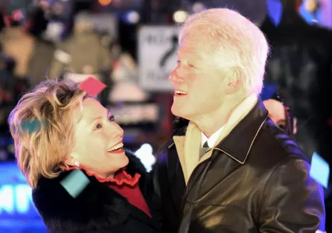 Bill Clinton organizează un concurs pentru a achita datoriile soţiei 