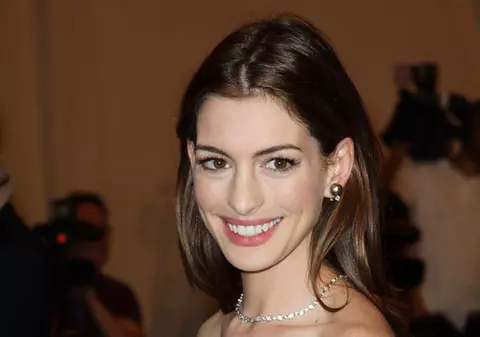 Iubitul lui Anne Hathaway este acuzat de furt 