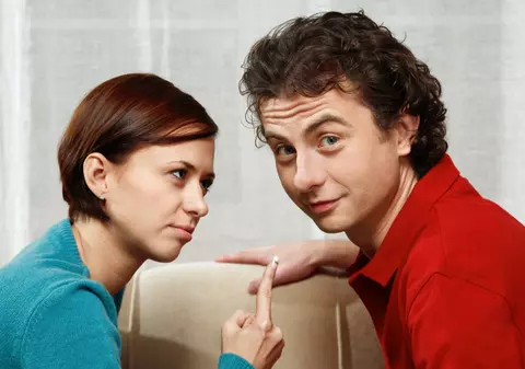 Trei întrebări puse de femei, la care oricum răspunzi e greşit