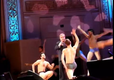 Video| Elton John alături de un grup de stripperi