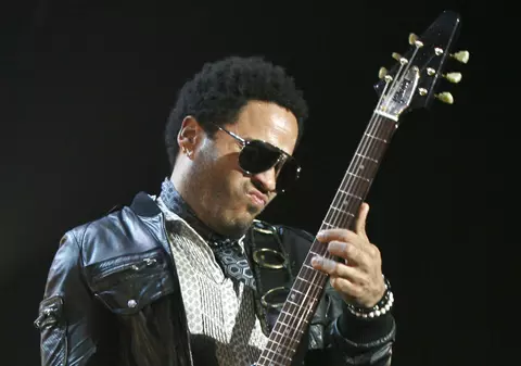 Lenny Kravitz strânge fonduri pentru ajutorarea persoanelor afectate de pata de petrol 