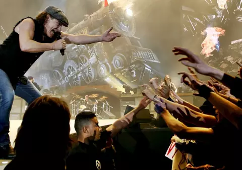 Membrii trupei AC/DC în vizită la Casa Poporului?