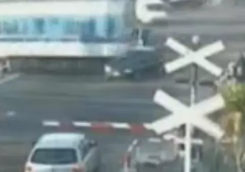 Video | A scăpat cu viaţă după ce maşina i-a fost lovită de tren 