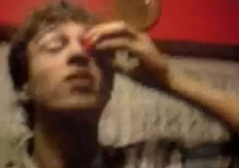 Tinerii britanici îşi pun viaţa în pericol: beau votcă cu ochii / video