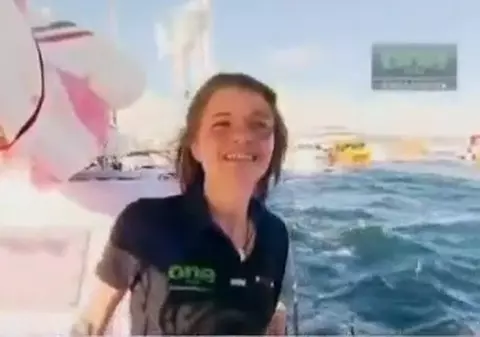 Video | A făcut ocolul Pământului pe mare la doar 16 ani