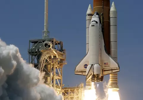Atlantis a ajuns cu bine la Staţia Spaţială Internaţională