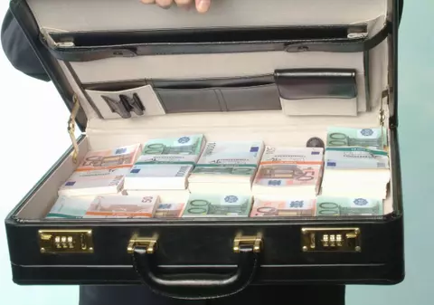 Mai mult de jumătate din ruşi cred că şpaga îi scapă de probleme