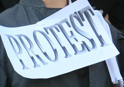 Bugetarii protestează din nou în stradă. Mămicile la fel