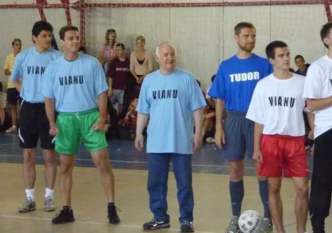 Mircea Badea a dat 3 goluri la o miuţă cu elevii de la Tudor Vianu