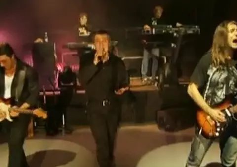 Video | "Fericire în dar", noul videoclip Holograf