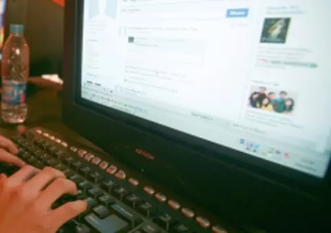 Pakistanul blochează temporar accesul la Facebook