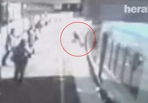 Un copil a supravieţuit după ce căruciorul în care se afla a fost lovit de tren