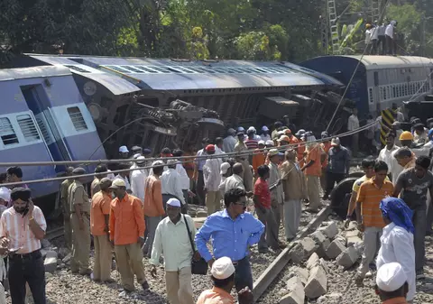 Cel puţin 65 de morţi, după deraierea unui tren în India 