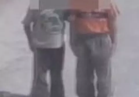 Video | Soldaţii americani umilesc copiii irakieni