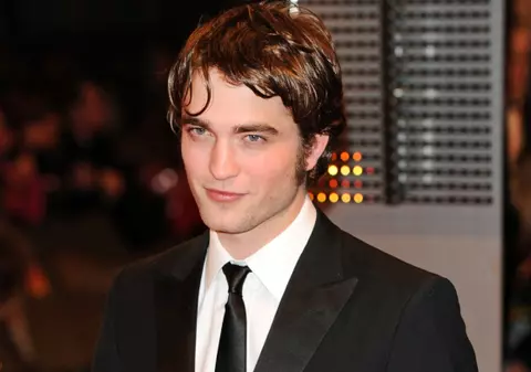 Pattinson le spune tuturor că e singur şi că nu are o relaţie cu Kristen Stewart