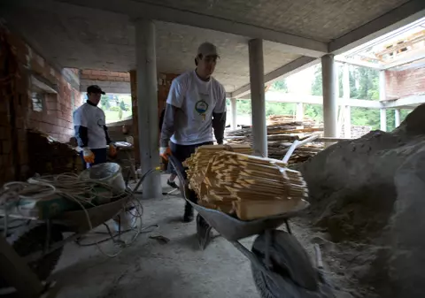 Pentru ce se îndatorează românii. Casele lor, prea vechi și prea scump de renovat