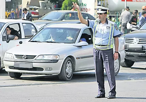 Înjuri un poliţist, înfunzi puşcăria